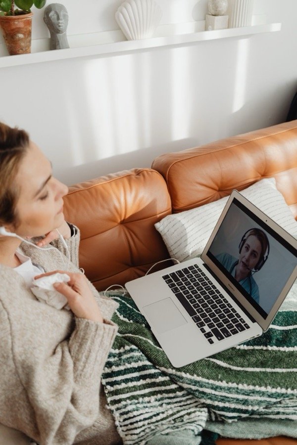 Language Buddy hablando por videollamada